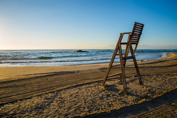 Silla salvavidas en playa vacía — Foto de Stock