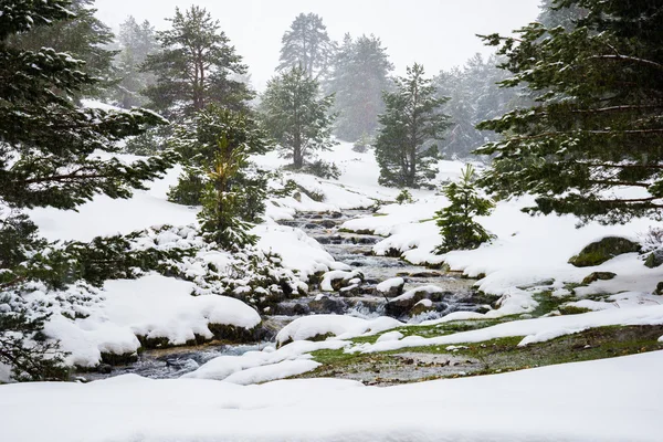 Snowy mountains with river in Madrid. — Stock Photo, Image