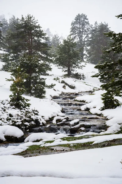 Snowy mountains with river in Madrid. — Stock Photo, Image
