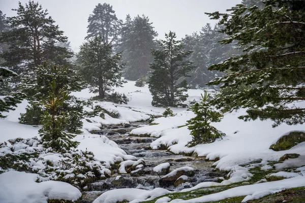 Snötäckta berg med floden i madrid. — Stockfoto