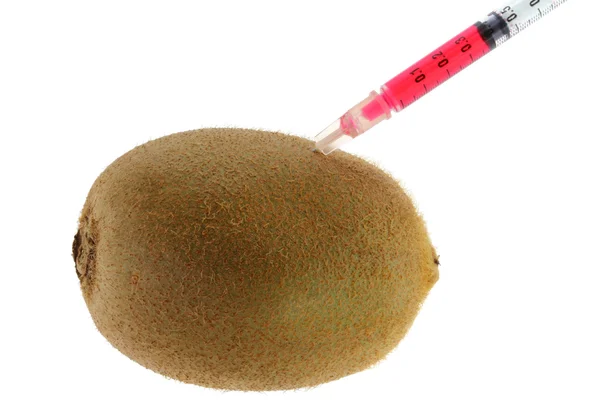 Bir kiwi kırmızı sıvı enjekte — Stok fotoğraf