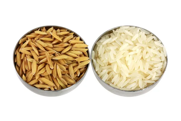 Misky unhusked asijská rýže s plevami — Stock fotografie