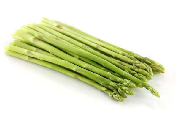 Un gruppo di asparagi freschi — Foto Stock