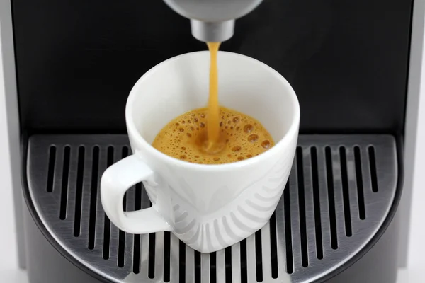 Máquina de café derramando café Espresso quente — Fotografia de Stock