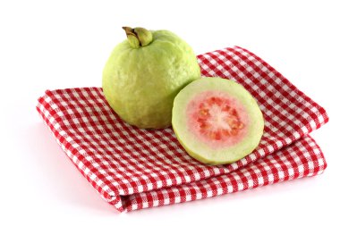 taze elma pembe guava üzerinde beyaz izole ikiye böldüm
