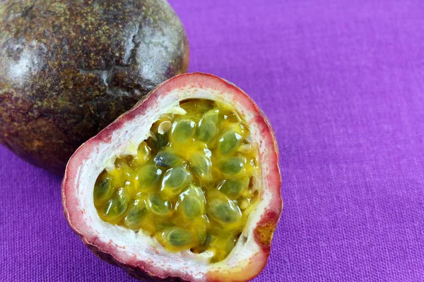 Granadilla madura y jugosa (fruta de la pasión ) — Foto de Stock