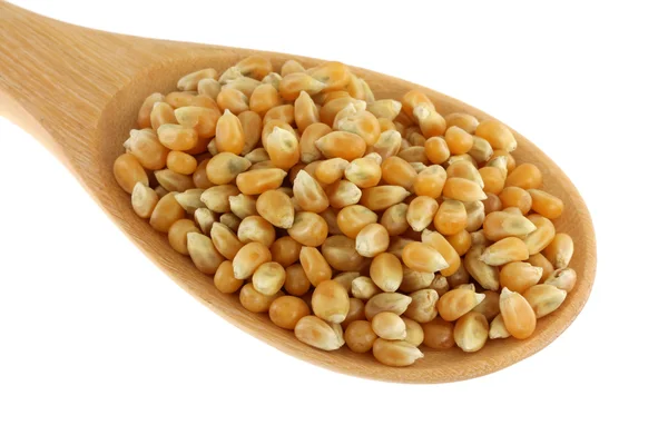 Un cuenco de madera lleno de granos de maíz amarillo seco — Foto de Stock