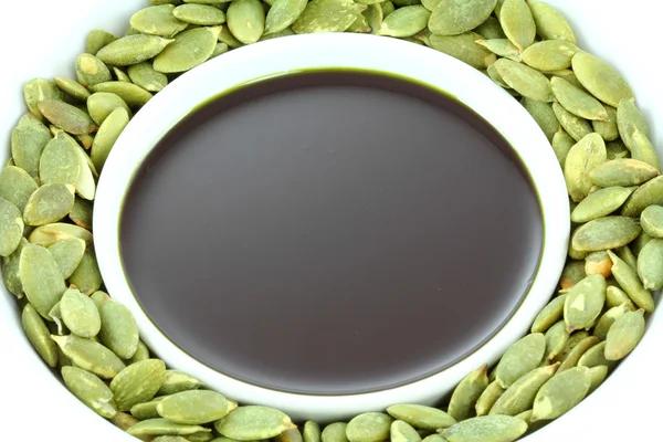 Uma tigela de óleo de semente de abóbora — Fotografia de Stock