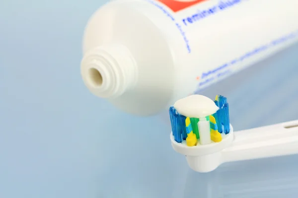 Toothpaste and a new electronic toothbrush head — Stock Photo, Image