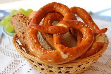 Bir sepet bir taze pişmiş Bavyera simit (Brezel)