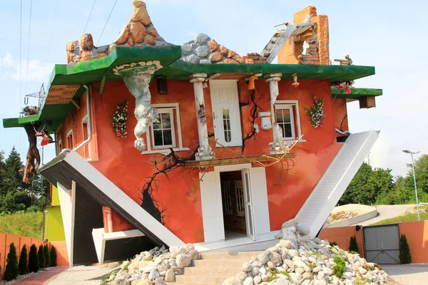 Haus steht kopf: gespiegeld, ondersteboven huis in Oostenrijk — Stockfoto