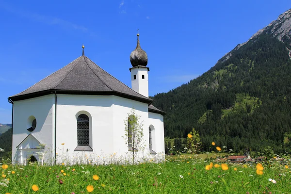 Uma Igreja pacífica (St. Annakirche) em Achenkirch - Tirol, Áustria — Fotografia de Stock