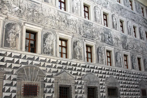 Grisaille (сірі рельєфу) - розпис на стіні в Інсбруку, Австрія — стокове фото