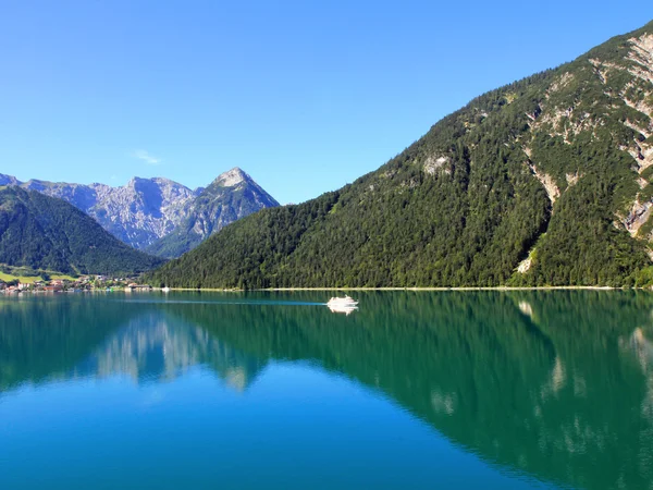 Мирный вид на озеро Ахензее в Австрии — стоковое фото