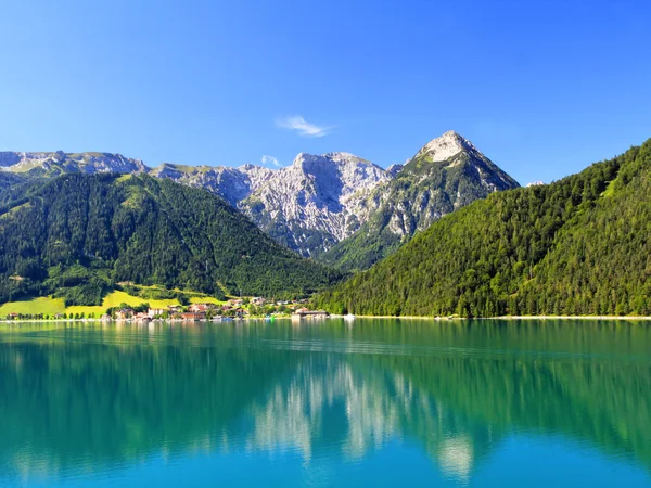 Rustige uitzicht op het meer achensee in Oostenrijk — Stockfoto