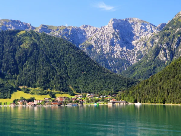 Мирный вид на озеро Ахензее в Австрии — стоковое фото