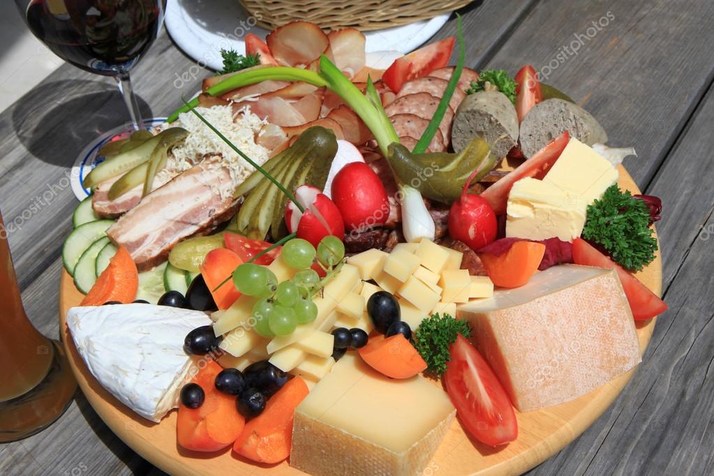 Österreichischer Aufschnitt und Käseplatte - Stockfotografie ...