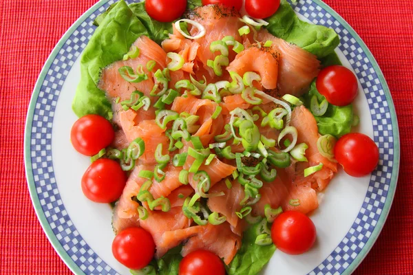 Salmão fumado com salada fresca — Fotografia de Stock