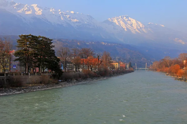 El río Inn, en la ciudad de Innsbruck durante la puesta del sol, Austria —  Fotos de Stock