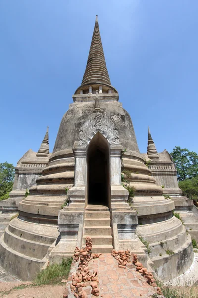 Stary i zniszczony okazałe chedi w świątyni wat phra si sanphet, Tajlandia — Zdjęcie stockowe