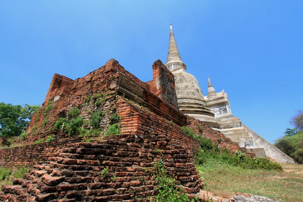 Viejo y arruinado majestuoso Chedi en Wat Phra Si Sanphet Temple, Tailandia — Foto de Stock