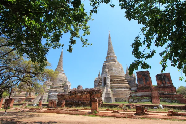 Staré a zničených majestátní chedi na wat phra si sanphet chrám, Thajsko — Stock fotografie