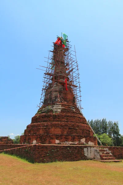 Old and ruined Chedi (Thai-styled stupas) being renovated — Stock Photo, Image