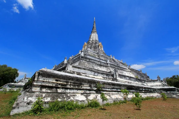 O Wat Phu Khao Thong, um dos pagodes mais altos de Ayutthaya, Tailândia — Fotografia de Stock