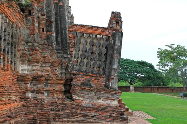Antiguo templo en ruinas en Ayutthaya, Tailandia — Foto de Stock