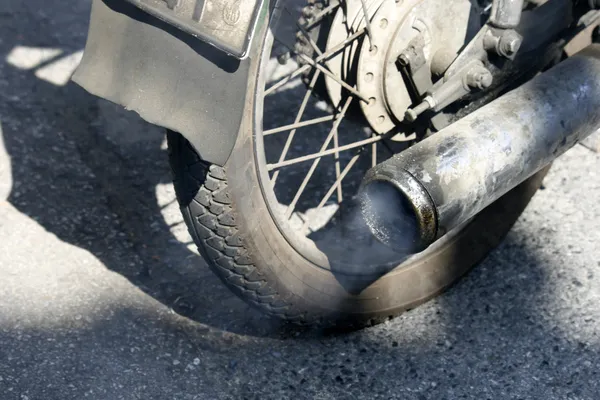 Poluição do ar de uma motocicleta — Fotografia de Stock