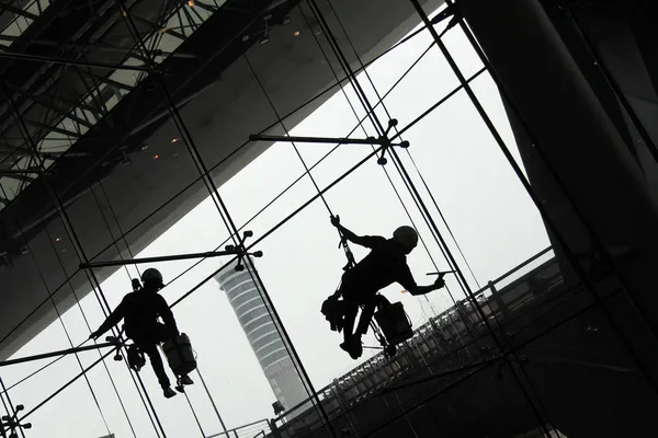 Limpadores de janelas (lavadoras de janelas) trabalhando — Fotografia de Stock