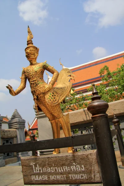 Zlatá socha, z nějž jsou rozmístěny na wat phra kaew, bangkok, Thajsko — Stock fotografie