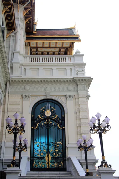 A colorful door of Chakri Mahaprasat Hall, Grand Palace, Bangkok, Thailand — Stock Photo, Image