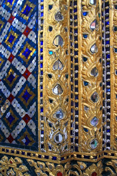 A colorful decorated wall at Wat Phrakaew, Bangkok, Thailand — Stock Photo, Image