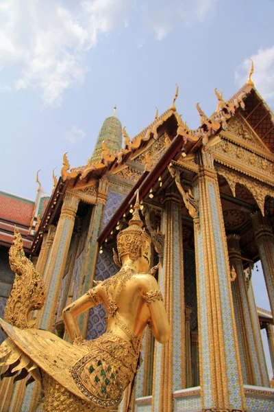 Estátua de ouro de um Kinnara em Wat Phra Kaew, Bangkok, Tailândia — Fotografia de Stock