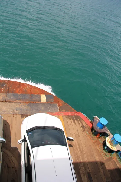 Une voiture blanche sur le ferry — Photo