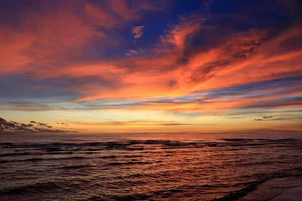 Magnifique coucher de soleil sur la plage — Photo