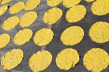 kurutulmuş patates ve susamlı kraker Laos