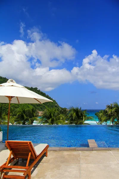 Liegestühle am Pool am Strand — Stockfoto