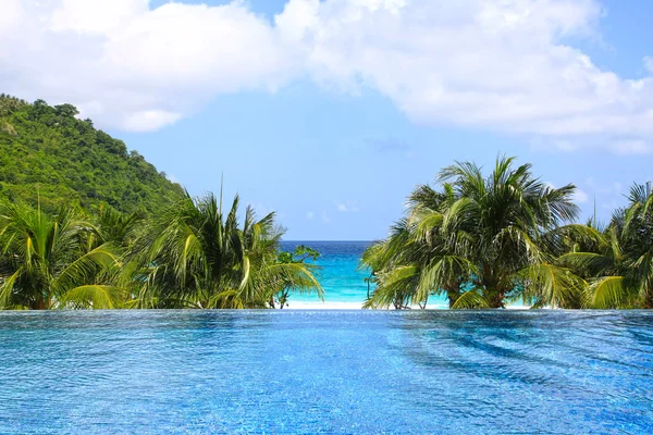 Piscina al aire libre junto a la playa — Foto de Stock