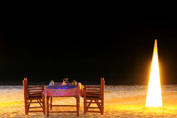 Jídelní stůl ve večerních hodinách, večeře na pláži — Stock fotografie