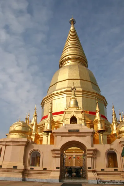 Lidé se modlí v barmských stylizovaný pagoda, Thajsko — Stock fotografie