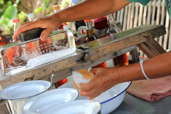 Een vrouw maken een sneeuwbal (geschoren ijs) traditie dessert in Azië. — Stockfoto