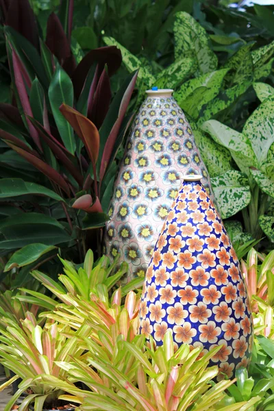 Большая эмалированная цветочная ваза — стоковое фото