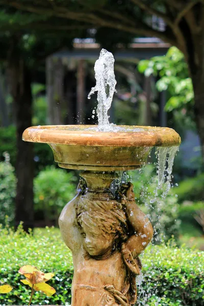 Burbujeante ángel escultura fuente en el jardín —  Fotos de Stock