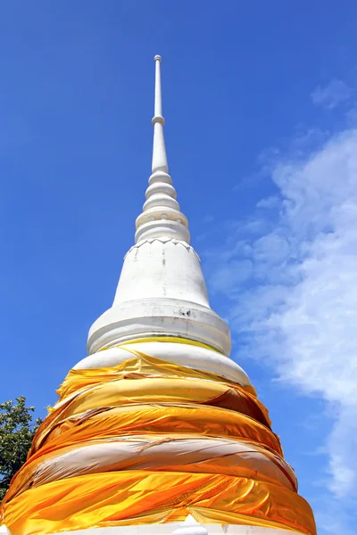Una vieja pagoda blanca envuelta con tela de monje, Tailandia — Foto de Stock