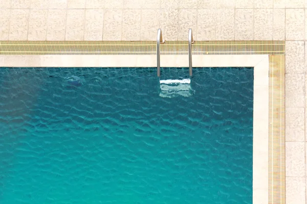 Escaleras de piscina en una piscina —  Fotos de Stock