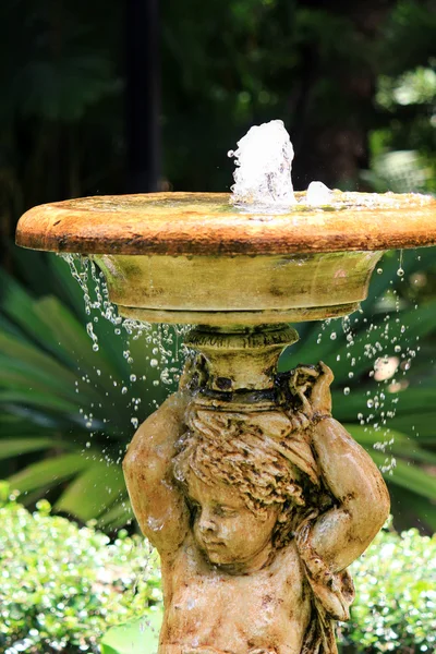 Burbujeante ángel escultura fuente en el jardín —  Fotos de Stock