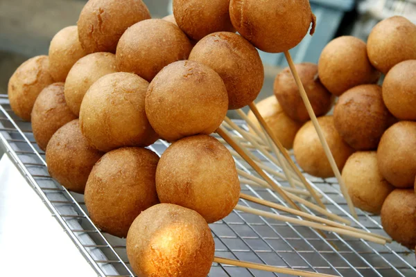 Snack: Perro de maíz tailandés, comida callejera popular —  Fotos de Stock