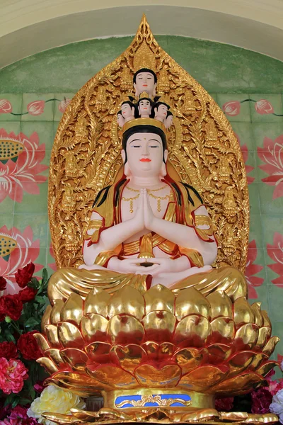 Patung Avalokitesvara duduk di atas bunga teratai — Stok Foto